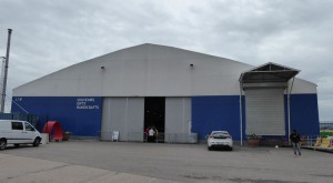 "Zeltgebäude" mit Marktständen
