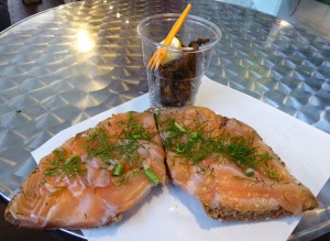 Lachbrot und Fische