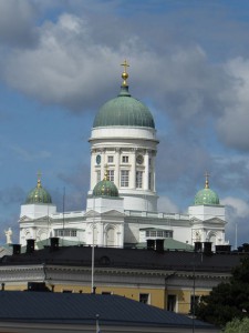 Blick von der Upenski Kathedrale zur Kathedrale von Helsinki