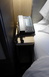 Nachttisch mit Kabinentelefon