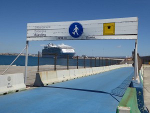 830 m vom Hafenausgang zum Schiff
