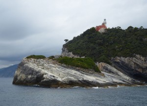 Leuchturm und Klippen von Tino