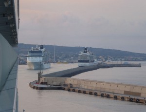 Celebrity Equinox parkt rückwärts ein
