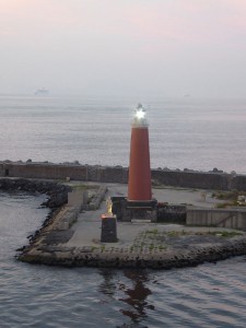 Leuchtturm und Madonna an der Hafeneinfahrt