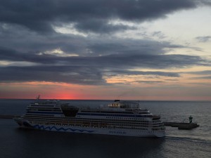 AIDAblu läuft in Barcelona ein