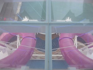 Blick durch den Glasboden der Ultimate Abyss