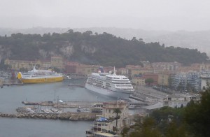 MS Europa im Regen in Nizza