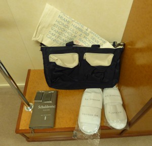 Taschen, Slipper, Schuhputzsachen