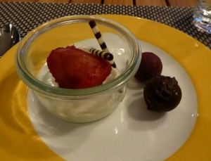 Weisse Mousse mit Rotweinbirne und Pralinen