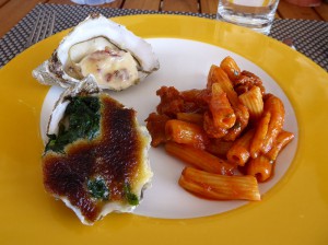 Hausgemachte Penne mit Salsicce, Tomate, Kapern und Olive - Austern "Rockefeller" und Barilla Bay"