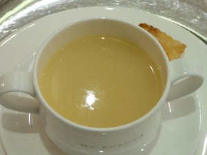 Weiße Tomatensuppe mit Basilikum