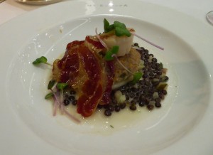 Jacobsmuschel mit Coppa di Parma und gefüllten Calamari