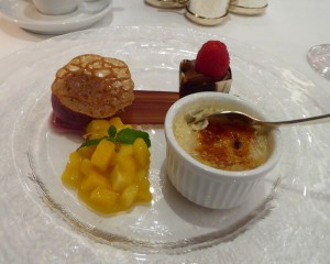 Valhrona-Schokolade mit Tonkabohne, Rotweineiscreme, Mango, Karamell