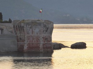 Torre del Martello im goldenen Meer