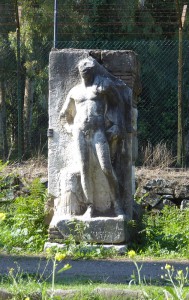 Epigraph mit Relief "heroische Naktheit"