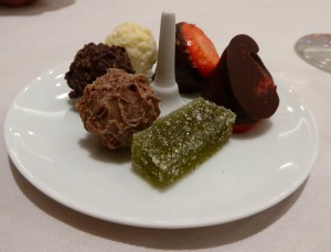 Pralinen, Schoko-Erdbeeren und Gelee zum Abschluss