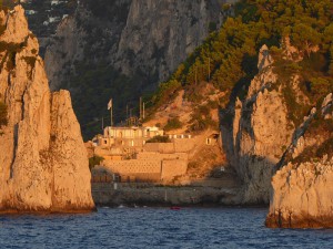 Strandbad an den Faraglioni Felsen