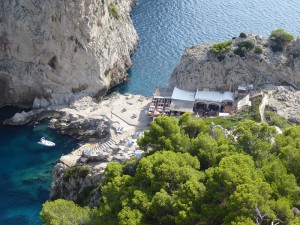 Strandbad an den Faraglioni Felsen