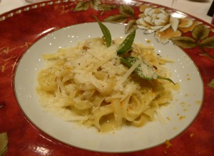 Tagliatelle con Noci e Arance - mit Parmesan