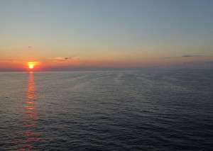 Sonnenaufgang und Stromboli rechts