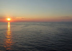 Sonnenaufgang und Stromboli rechts
