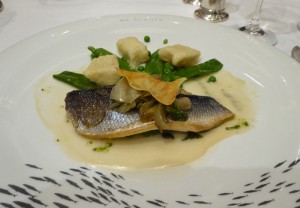Loup de Mer mit Basilikum und weißer Tomatensauce