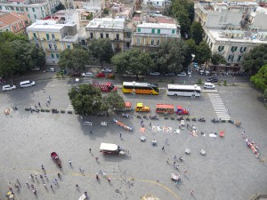 Domplatz mit HoHo-Bussen, Mini-Zug, Kutschen und Straßenhändlern