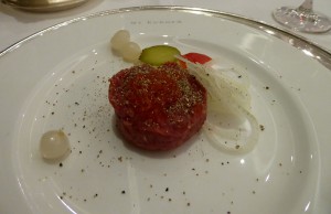 frisch angemachtes Beef Tartar mit Forellenkaviar