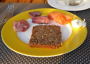 Vollkornbrot mit Schinken und Lachs