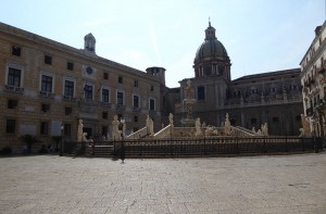 Piazza Pretoria mit Brunnen, Rathaus und San Guiseppe dei Teatini