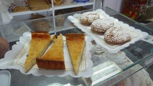 Käsekuchen und Mandelgebäck