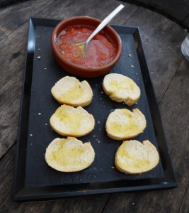 Brot mit Tomatensugo