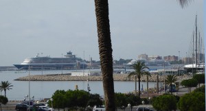 Blick von der Stadt zum Hafen
