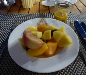 viel Obst mit Müsli