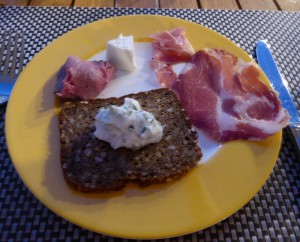 Vollkornbrot mit Kräuterquark und Schinken