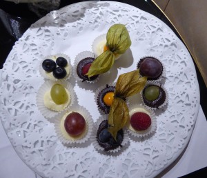 weiße und dunkle Schokolade mit Obst