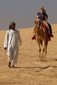 zwei Frauen und ein Kamel