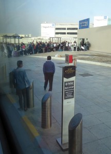 Transferbus-Haltestelle am Flughafen