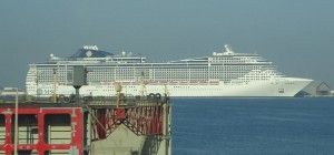 erster Blick vom Bus aufs Schiff