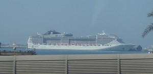 erster Blick vom Bus aufs Schiff