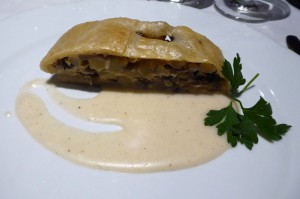 Knuspriger Strudel mit Kartoffeln und Steinpilzen
