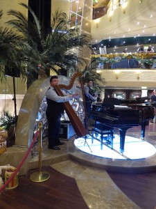 Musik im Atrium mit Harfe und Gitarre
