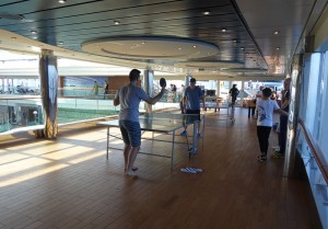 Tischtennis und Kicker auf der Galerie