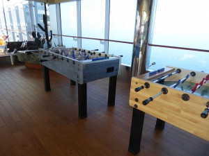Tischtennis und Kicker auf der Galerie