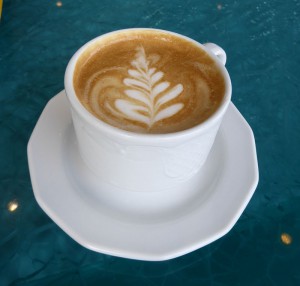 besonders liebevoll gemachter Cappuccino an der Bar delle Fontane