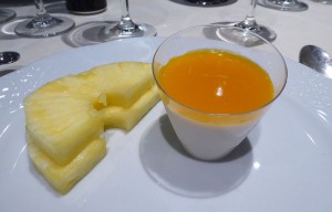Panna Cotta und Ananas vom Buffet
