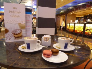 Cappuccino und Maccarons