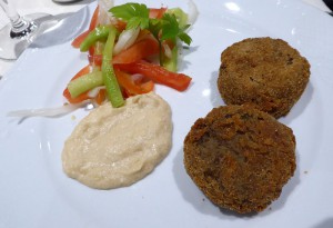 Frittierte Bällchen aus Kichererbsen und Gemüse
