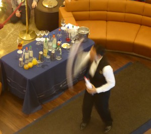 Schwungvolle Cocktail-Demo im Atrium