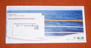 Reiseunterlagen mit Gepäckanhängern und Vouchern